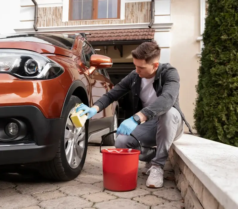 Lavage auto à domicile Saint-Pierre-du-Regard : professionnel intervenant sur un véhicule